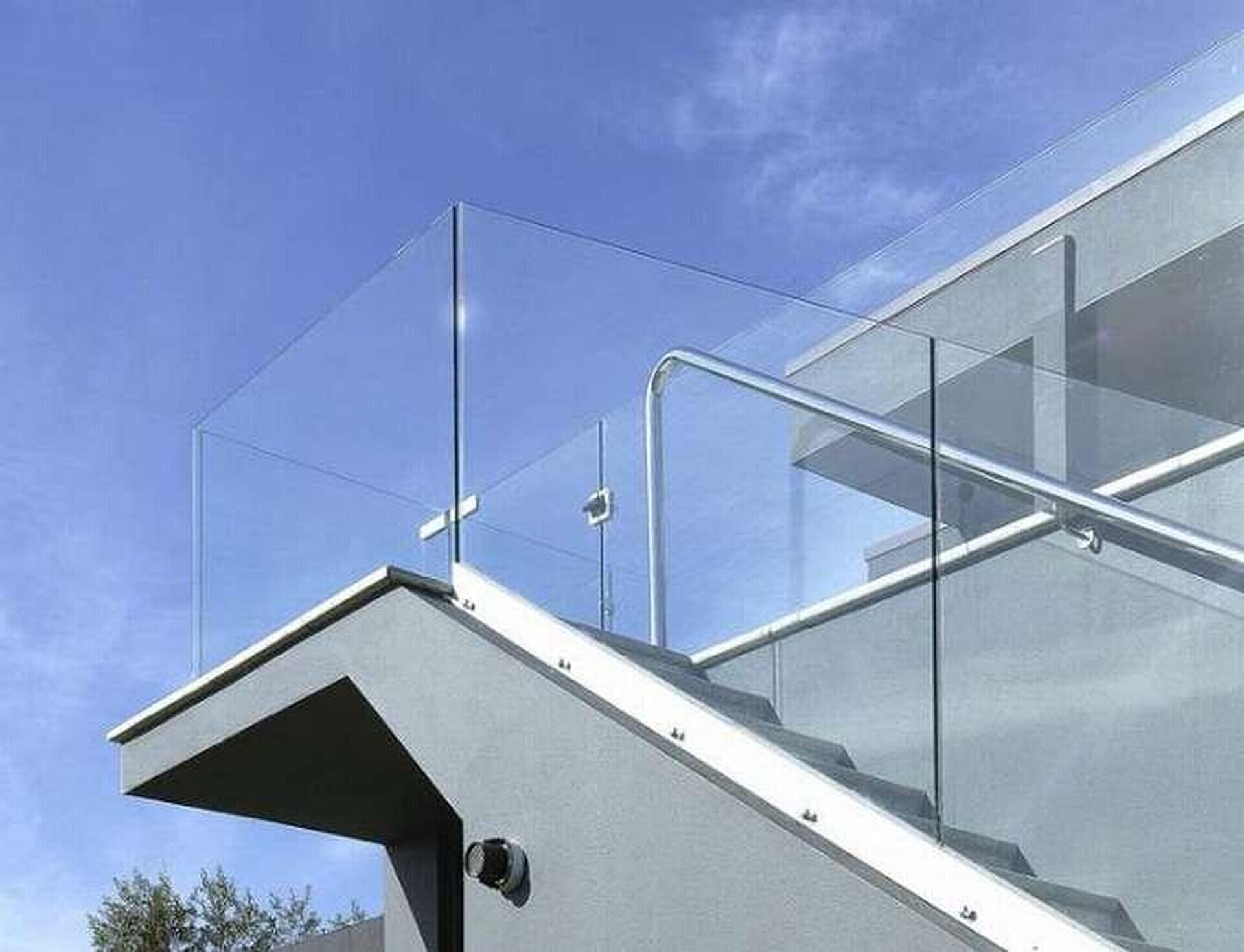 Основные правила безопасного монтажа стеклянных окон с высоты