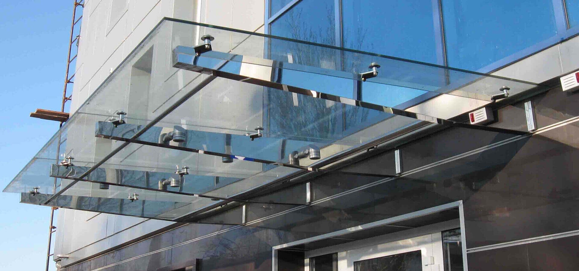 Монтаж оконного стекла на высоте - особенности