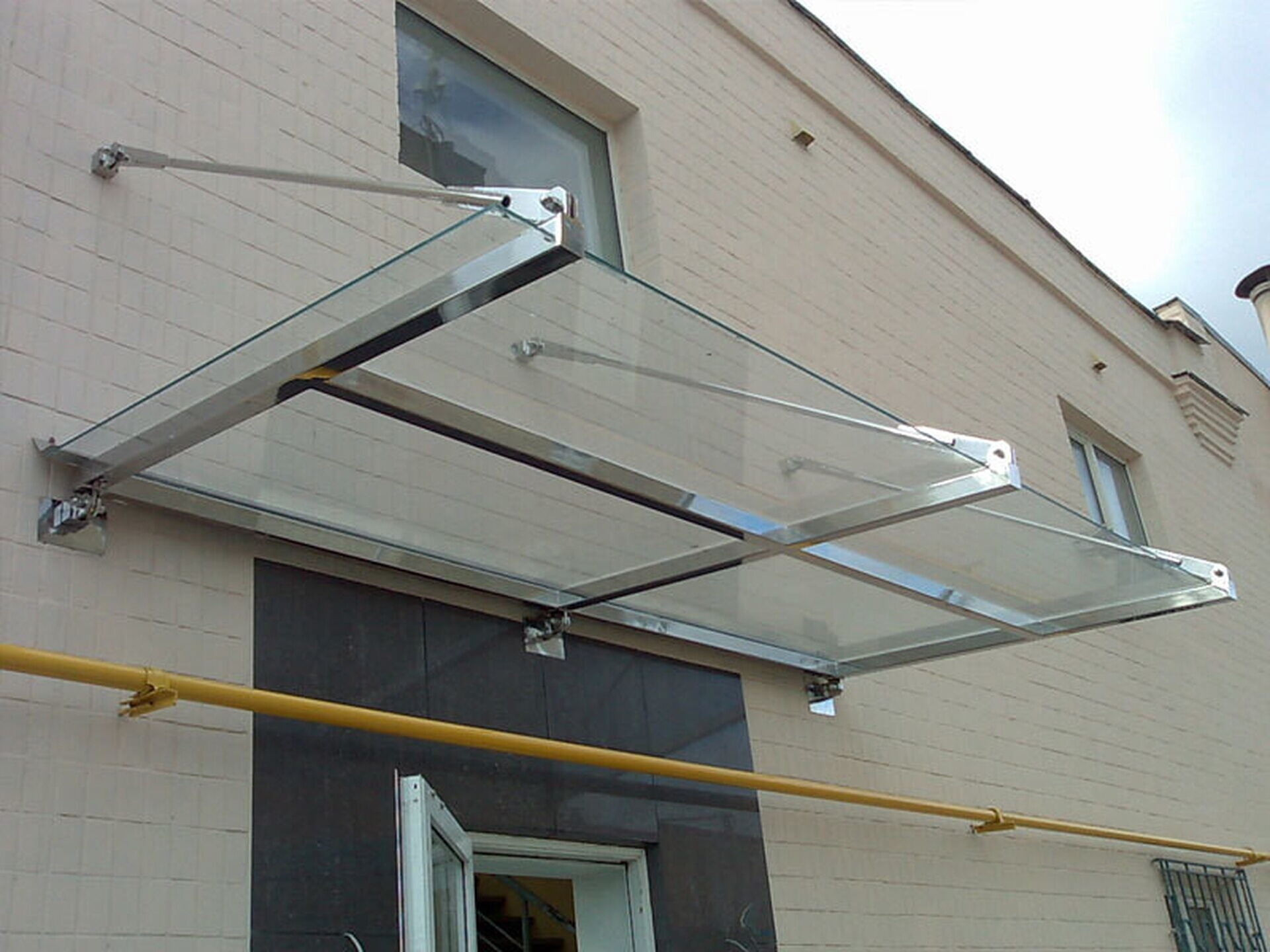 Профессиональные советы по монтажу стеклянных ограждений на балконах