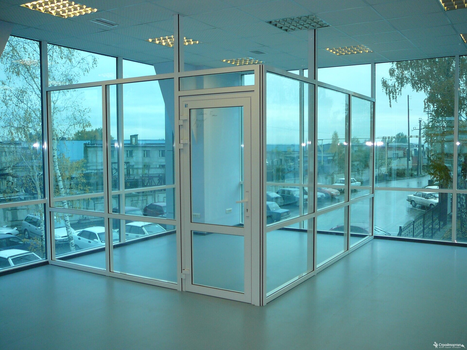 Технология установки стеклянных перегородок в офисах